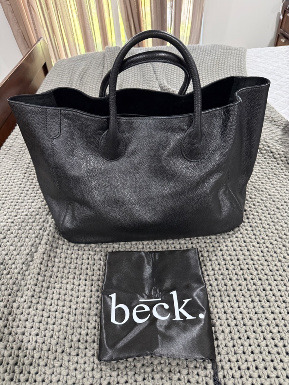 Beck Medium Classic Leather Bag in NYC-Jet Black